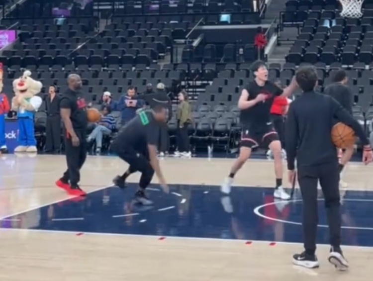 九游娱乐官网-身体对抗有提升？杨瀚森赛前热身时撞倒黑人助教