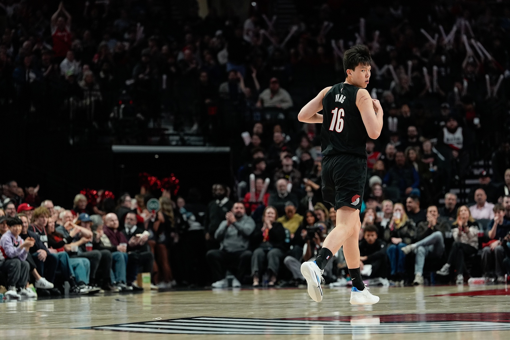 九游娱乐app-【菜鸟】杨瀚森6分4板1帽+损失2000刀 克尼佩尔失准13分&三分6中1