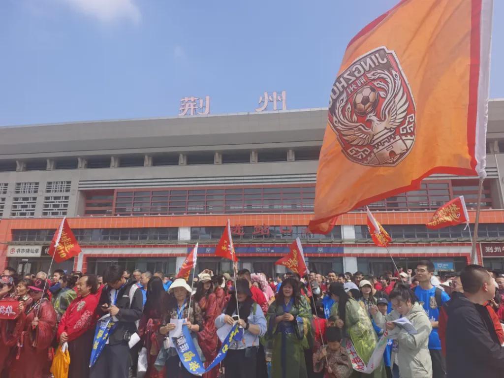 九游娱乐平台-荆州市长率球迷团“出征”黄石,走进球迷车厢高呼“荆州必胜”